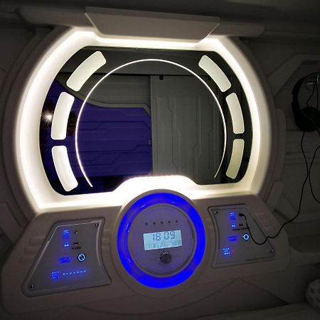 The Capsule Hotel Colombo Exterior photo